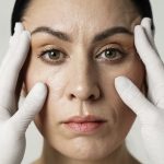 5 Kebiasaan Kecil yang Bisa Bikin Kulit Cepat Tua